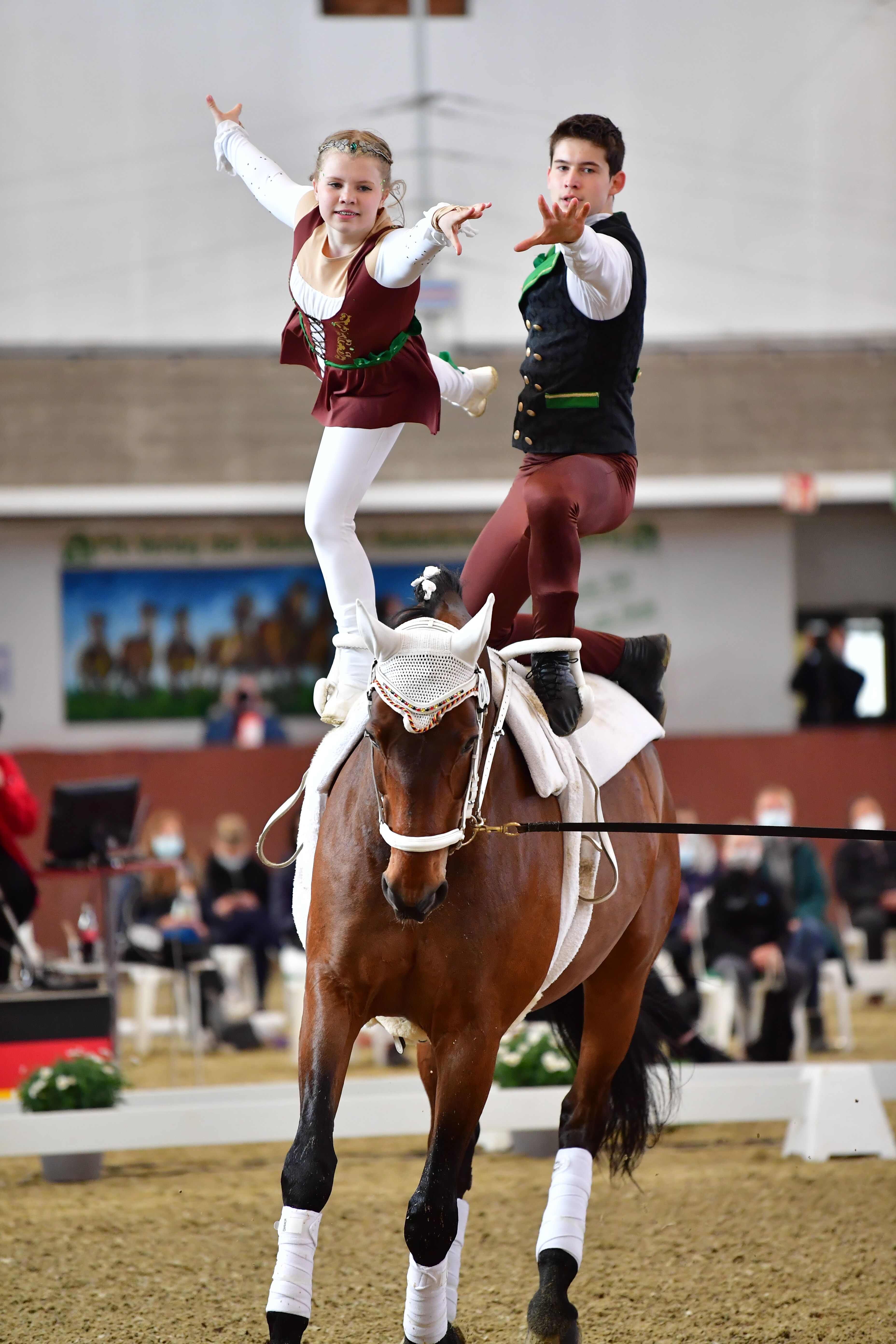 Liesbeth Fraatz und Finn Gallrein voltigierend auf dem Pferd Sir Laulau | © FN/Daniel Kaiser